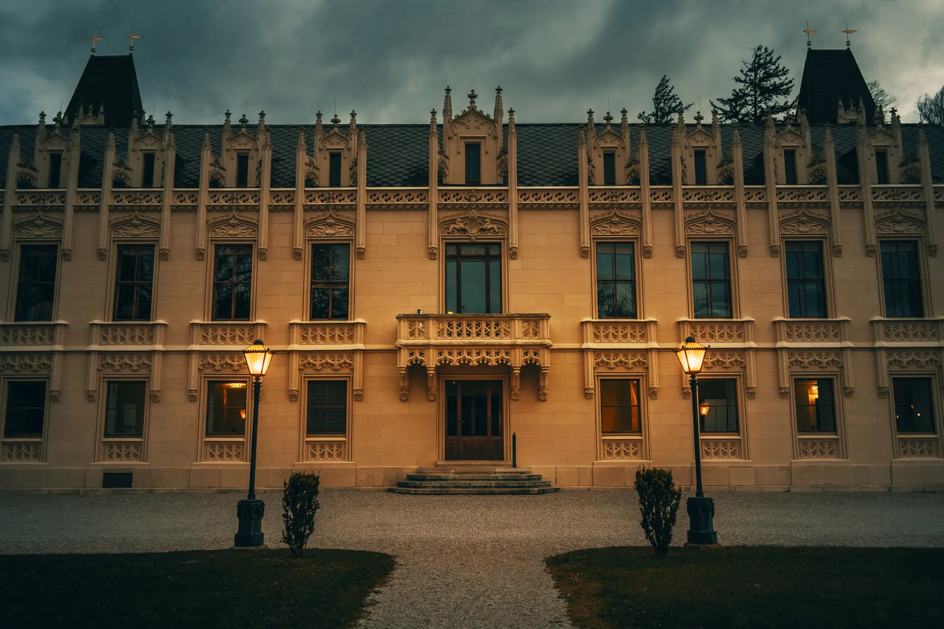 MerovianroyalManor kastély éjszaka