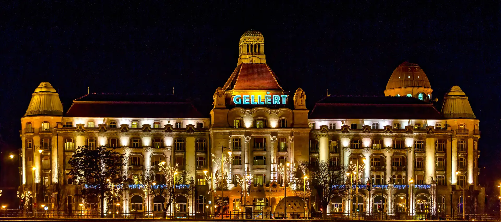 MerovianroyalManor éjszakai látképe